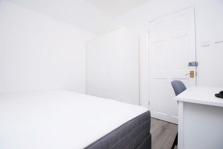 4 bedroom semi-detached house to rent - Photo 5