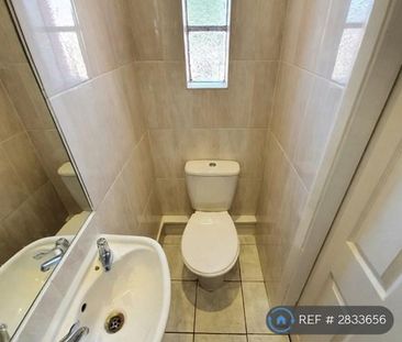 1 bedroom in a flat share to rent - Photo 5