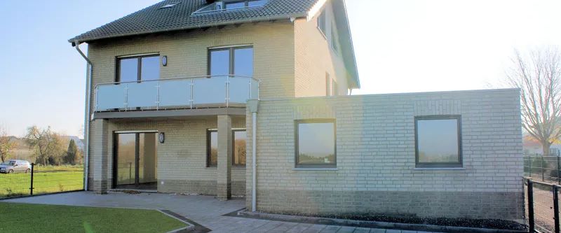 Erdgeschosswohnung mit Einbauküche, Erdwärme und Garten unbezahlbaren Blick - Photo 1