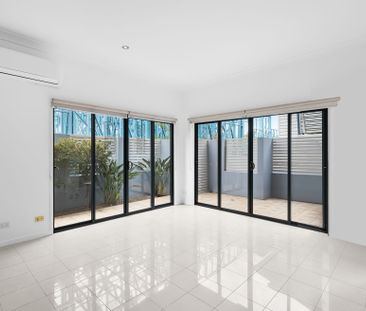 Freshly Updated Townhouse in Prime St Lucia Location! - Photo 3