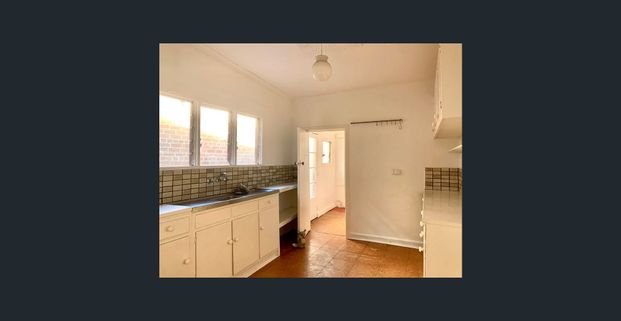 Charming Two Bedroom Victorian Home in the Heart of Brunswick! - Photo 1