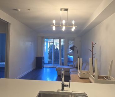 Vancouver West Bright 1Br 1Den Modern Condo Near Skytrain For rent!! - Photo 4
