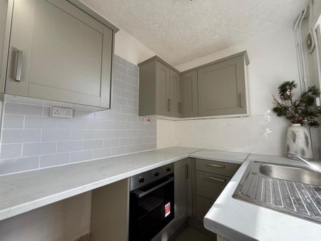 2 bedroom terraced house to rent - Photo 4