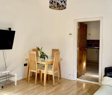 6 bedroom end of terrace house to rent - Photo 1