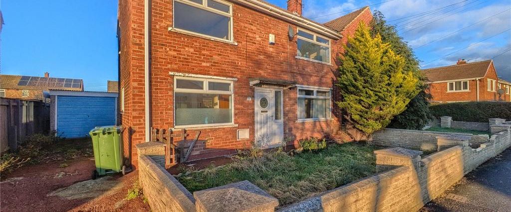 3 bedroom semi-detached house to rent - Photo 1