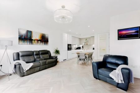 3Bedrooms, 4Bathrooms - Photo 4