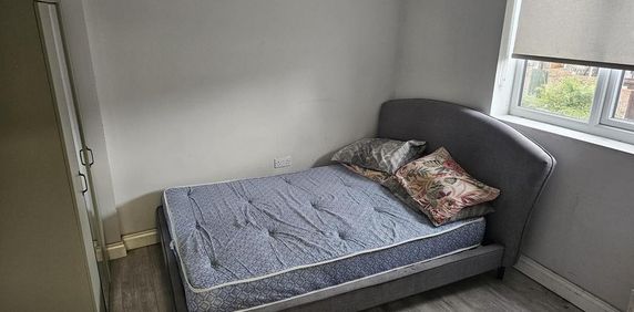 1 bedroom in a house share to rent - Photo 2