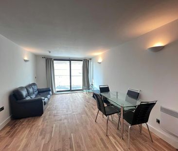 Flat to rent on - Photo 2