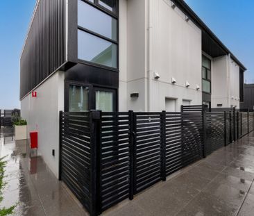 Contemporary Townhouse! - Photo 2