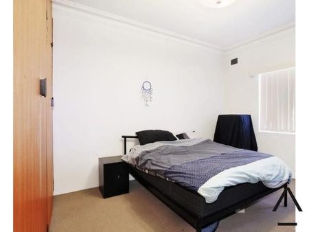 Charming Two-Bedroom Residence in Canterbury - Photo 2