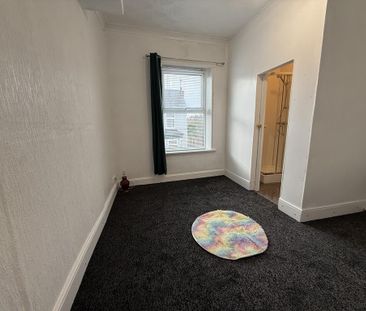 2 bedroom end of terrace house to rent - Photo 2