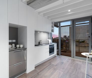 Exclusive Townhouse With 3x Secure Parking - Photo 3