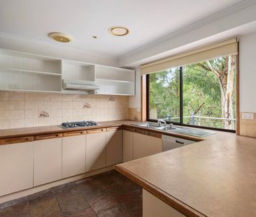 FRESHLY PAINTED SPACIOUS FAMILY HOME - Photo 2