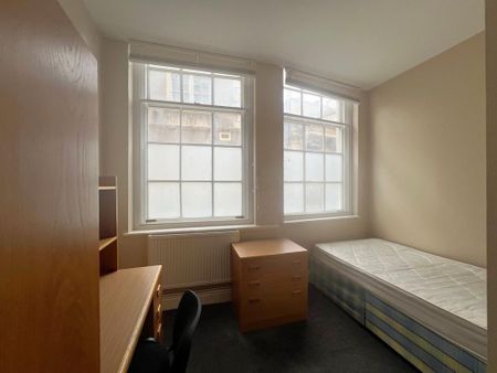 1 bedroom in a flat share to rent - Photo 2
