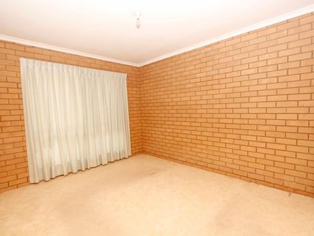 Ground Floor Unit Close to Town - Photo 3