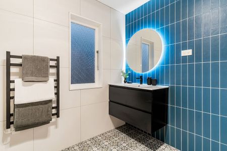 Fully Renovated 4 Bed Character Bungalow - Photo 3