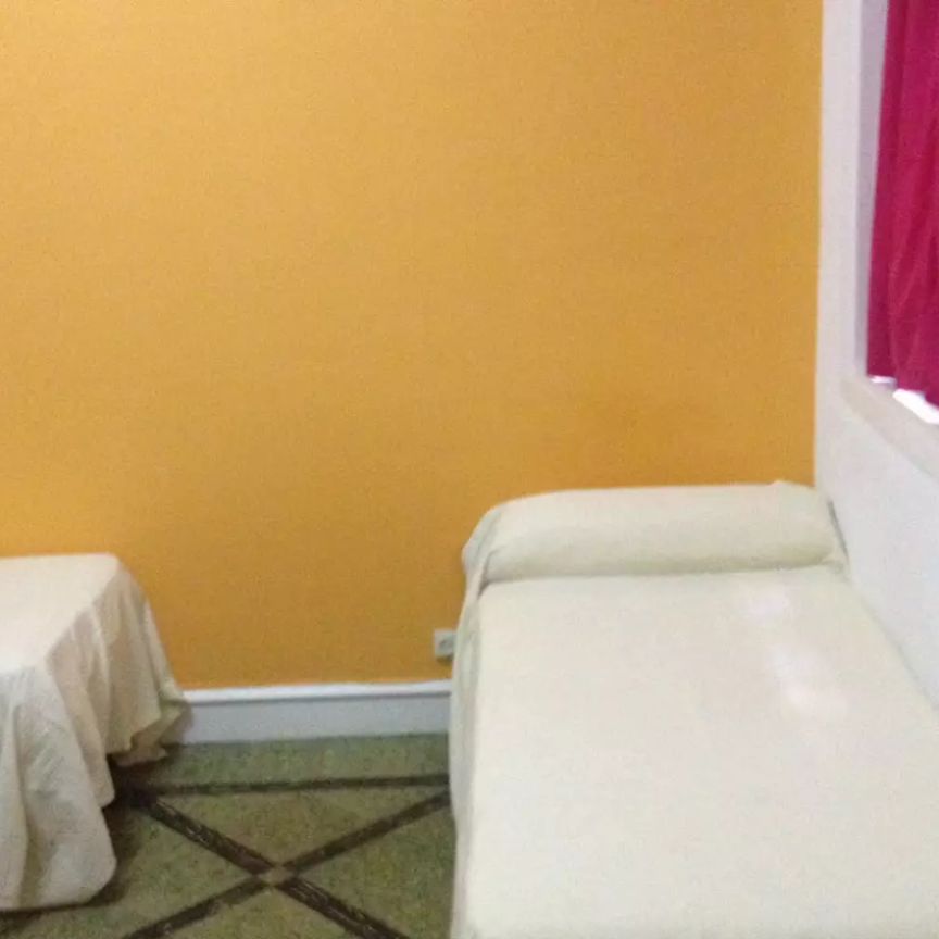 Bright room in 8-bedroom student residence in Madrid Centro - Foto 1