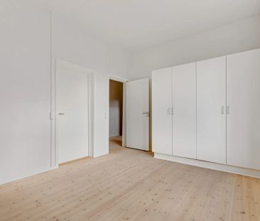Lækker lejlighed med stuklofter og nyt køkken - Foto 3