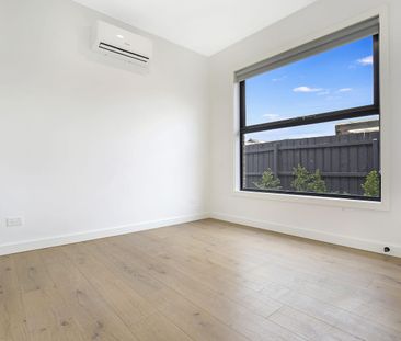 MODERN GLENROY 2 BEDROOM TOWNHOUSE - Photo 2