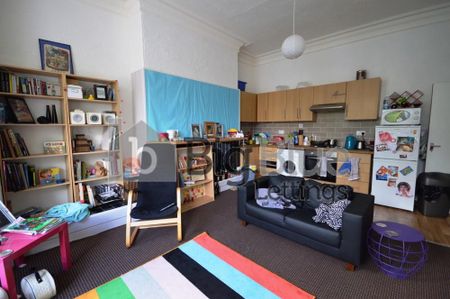 3 bedroom flat to rent - Photo 3