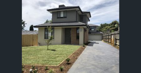 Lovely Three Bedroom Townhouse! - Photo 3