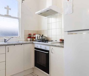 Tidy unit and great location! - Photo 2