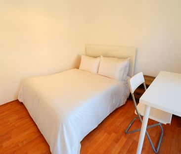 Room in a Shared Flat, Barchester Street, E14 - Photo 1