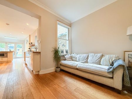 4 bedroom semi-detached house to rent - Photo 2