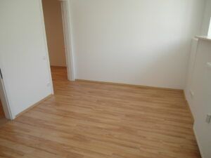 Leißnerstr. 24, Wohnung 1 ~~~ Einbauküche vom Vormieter gegen Entgelt möglich, Rollstuhlgerecht, sep. Gartenanteil mit Terrasse, Bad mit großer ebenerdiger Dusche, Gäste-WC - Photo 2