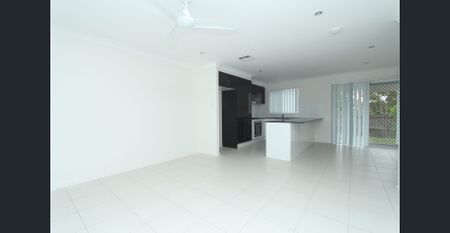 Beautiful Modern 3-Bedroom Townhouse with Ducted A/C - Photo 5