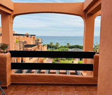 3 room luxury penthouse for rent in Estepona, Andalusia - Photo 1
