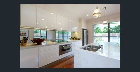 Contemporary Comfort in a Quiet Parkdale Pocket - Photo 3