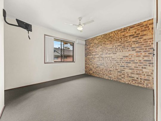 Low-Maintenance Unit in Prime Location | Air Conditioning & Convenience - Photo 1