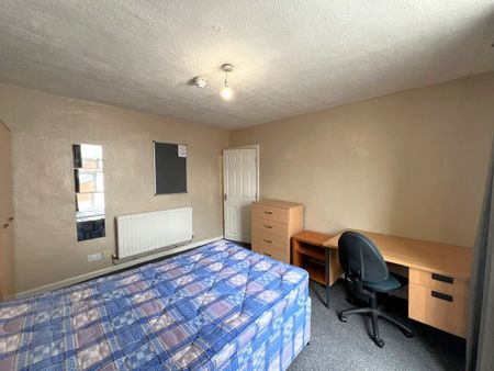 4 Bed Maisonette, Stokes Croft, BS1 - Photo 3