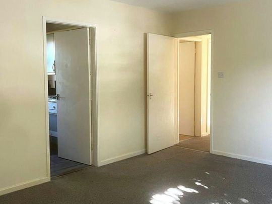 Flat to rent on - Photo 1
