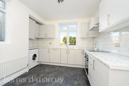 Edenfield Gardens, Surrey, Worcester Park - Photo 3