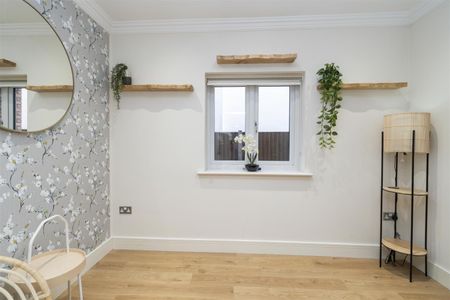 5 bed detached house to rent in Avenue Road, Dorridge, Solihull - Photo 2