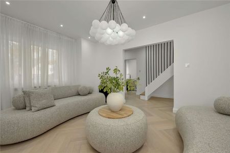 A stylish and contemporary three-bedroom home in the heart of Esher. - Photo 2