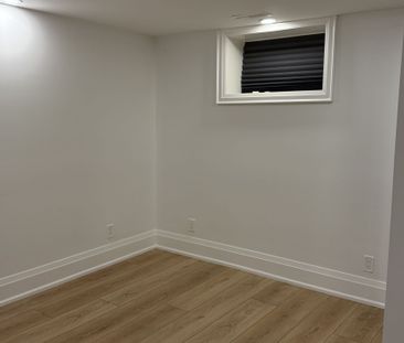 For Lease - 86 Roxborough Road, Newmarket, Ontario - Photo 6