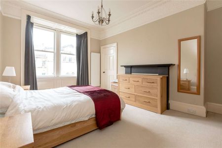 ***This apartment doesn't have an HMO Licence*** A three bedroom flat, with box room in a charming purpose built tenement flat in the heart of Marchmont with a shared garden. - Photo 2