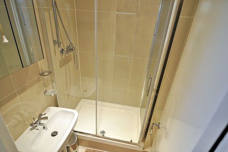 HEATING INCLUDED - Spacious self-contained studio in Kensington, London W8 - Photo 5