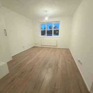 Richards Way, Slough, SL1 - Photo 2