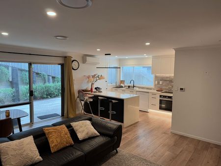 Charming unfurnished 4BR Home with Deck! - Photo 3
