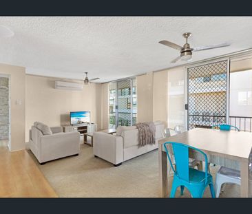 Partially Furnished 2-Bedroom Unit Overlooking Broadwater Parklands! - Photo 2