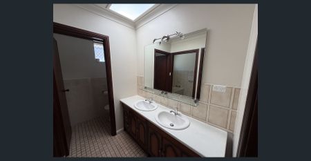 Charming Family Home in Mount Victoria - Photo 2