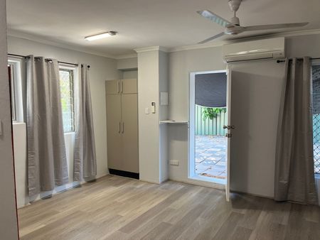 Neat and Tidy Unit in Prime Location! - Photo 2
