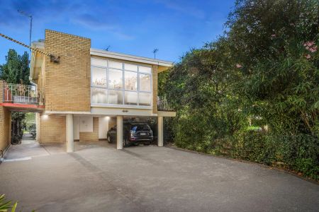 Light-Filled Two-Bedroom Apartment with Balcony & Parking in Prime Bayside Location - Photo 2