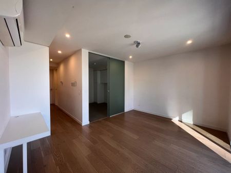 Modern One-Bedroom Apartment in a Highly Sought-After Complex - Photo 2