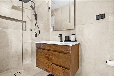 Grand Family Living in a Tranquil Cul-de-Sac - Photo 5