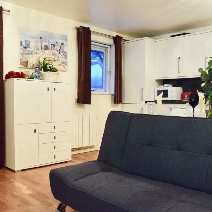 1 Bed Flat, Undine Road, E14 - Photo 1